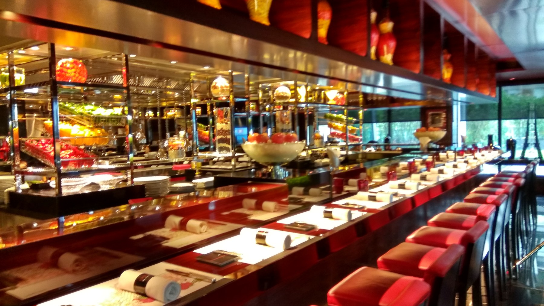 Robuchon — 標誌性紅黑吧枱
