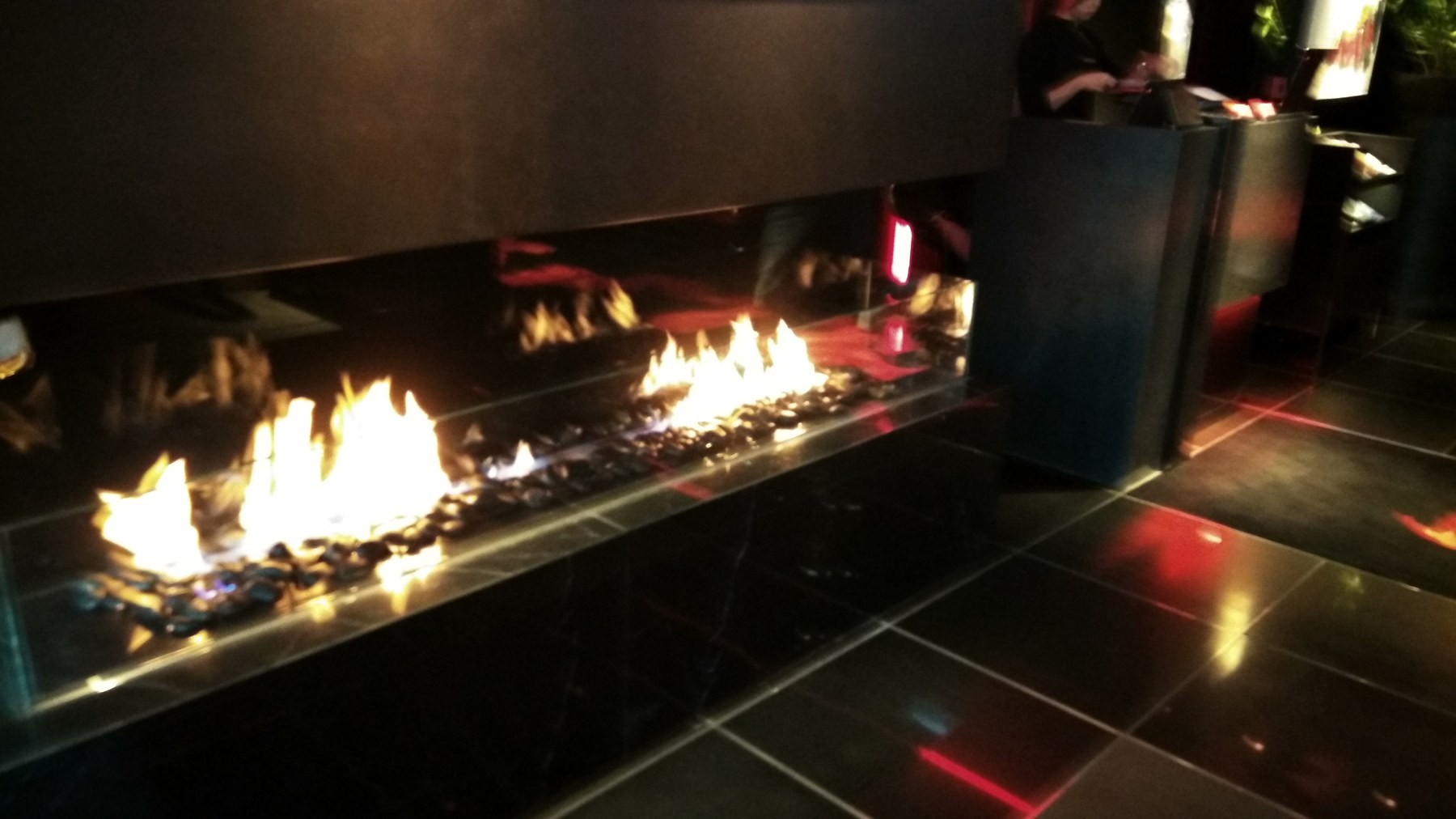L'Atelier de Joël Robuchon — 線性帶狀煤氣壁爐